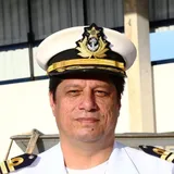 Rosto do CMG (RM1) Alessandro Fajard, de quepe branco da Marinha